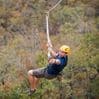 macera parkında zipline ve ziptur yapan yetişkin